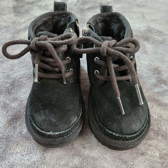 UGG Winter/Snow Boots  for a Baby Size 6 - Picture 1 of 8